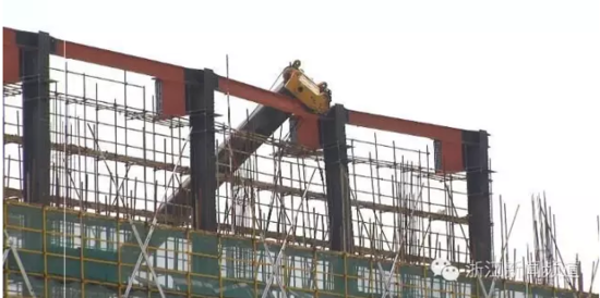 五一假期，杭州一工地的起重機(jī)吊機(jī)倒塌，造成1人重傷，3人輕傷